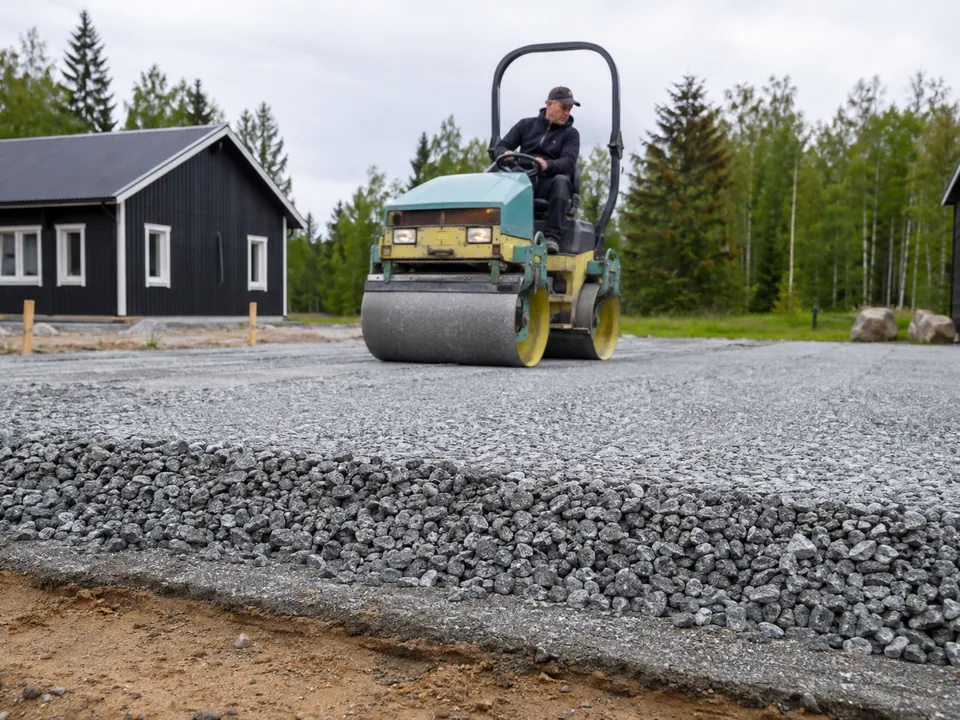 Bergkross kompakteras till bärlager med vält